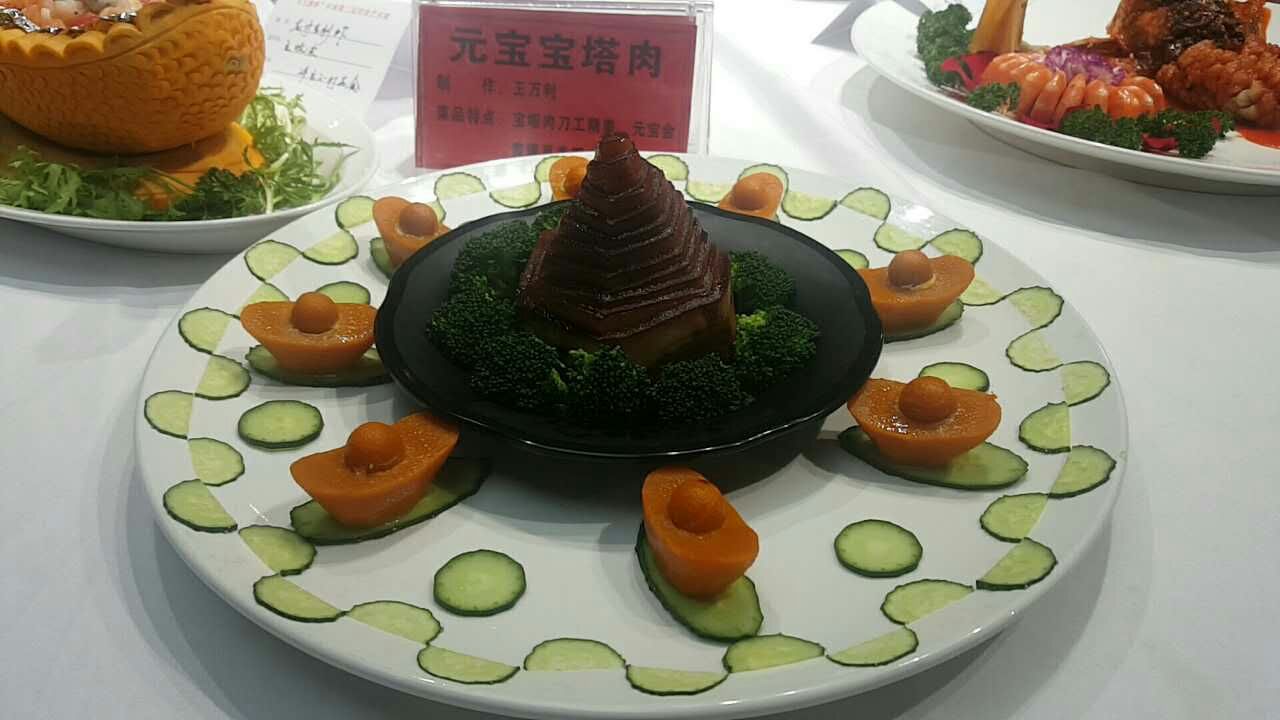 濮阳第二职业中等专业学校烹饪专业师生在河南第二届美食艺术展大赛上